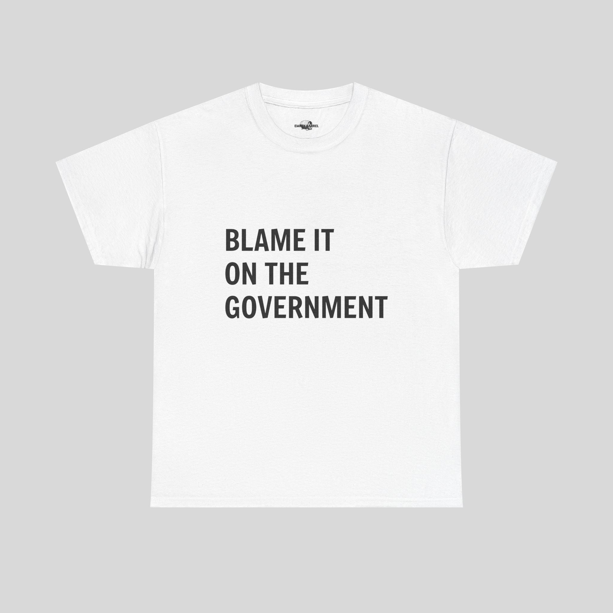 Weißes T-Shirt mit "Blame It On The Government" Druck von Printify, bequemer Schnitt, ideal für Alltag und Freizeit.