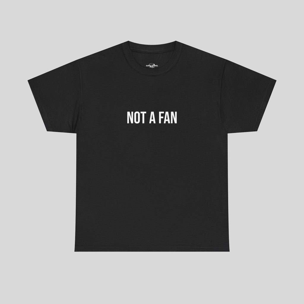 Lässiges schwarzes T-Shirt von Printify mit weißem "NOT A FAN" Druck auf der Vorderseite.