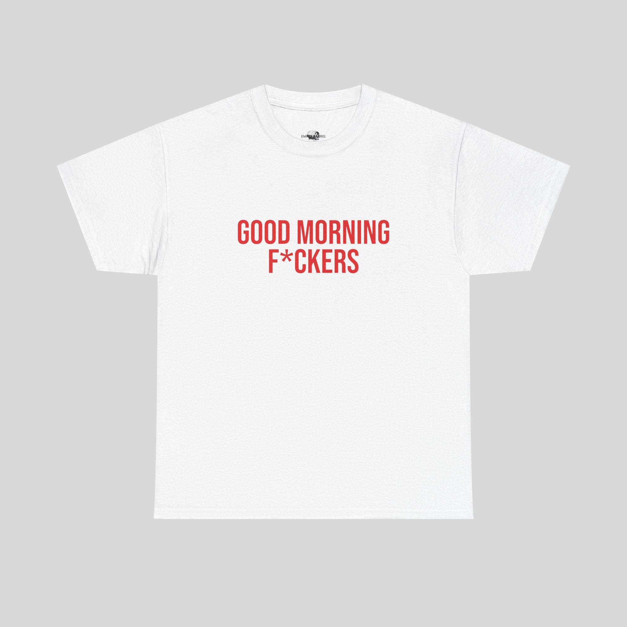 Schwarzes T-Shirt mit dem Aufdruck „GOOD MORNING F*CKERS“ von Printify, casual getragen, vorne sichtbar, bequemes Material.