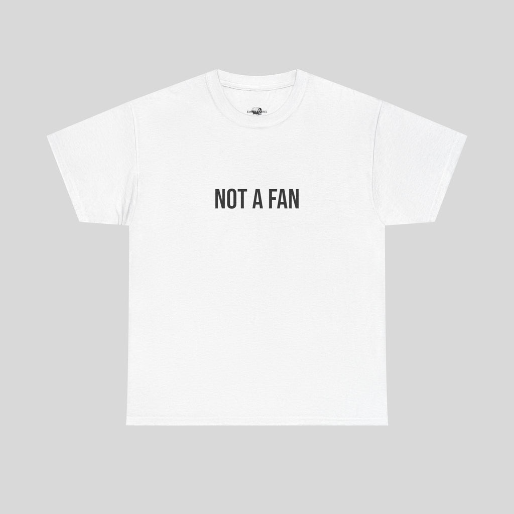 Schwarzes T-Shirt von Printify mit dem Aufdruck "NOT A FAN" in weißen Buchstaben, lässiger Schnitt, modischer Streetwear-Look.