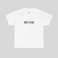 Schwarzes T-Shirt von Printify mit dem Aufdruck "NOT A FAN" in weißen Buchstaben, lässiger Schnitt, modischer Streetwear-Look.