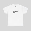 Graues Printify T-Shirt mit "DREAM JOB" Aufdruck, bequemes Casual-Design, vorderansicht, ideal für Freizeit und Arbeit.