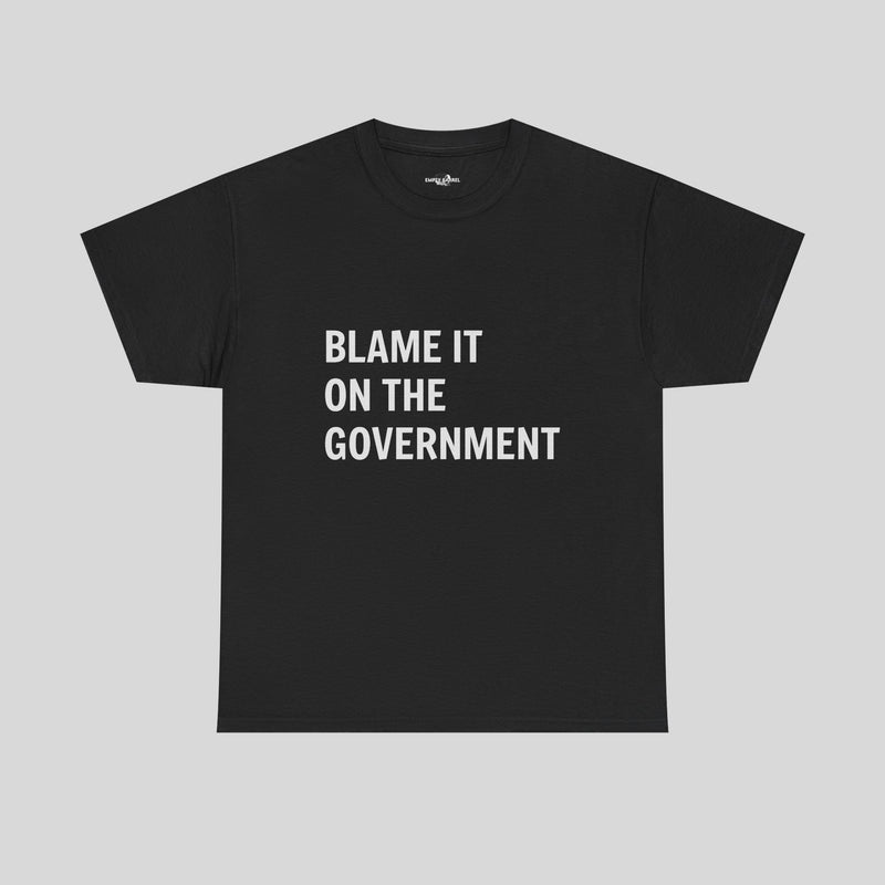 Graues T-Shirt von Printify mit dem Aufdruck "Blame It On The Government" auf der Vorderseite.