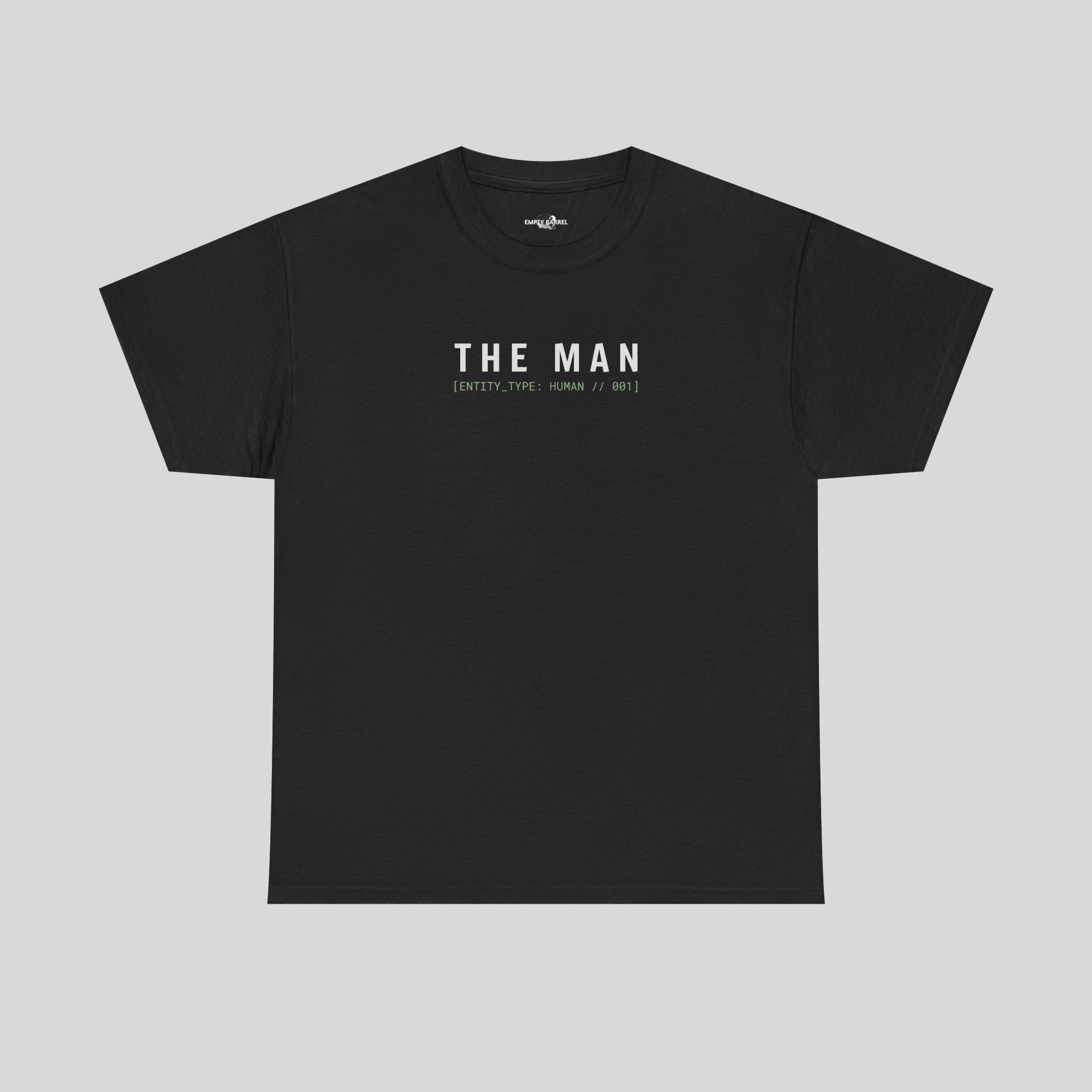 Schwarzes Printify T-Shirt mit dem Schriftzug "THE MAN" in weißer Schrift, flach liegend auf weißem Hintergrund.