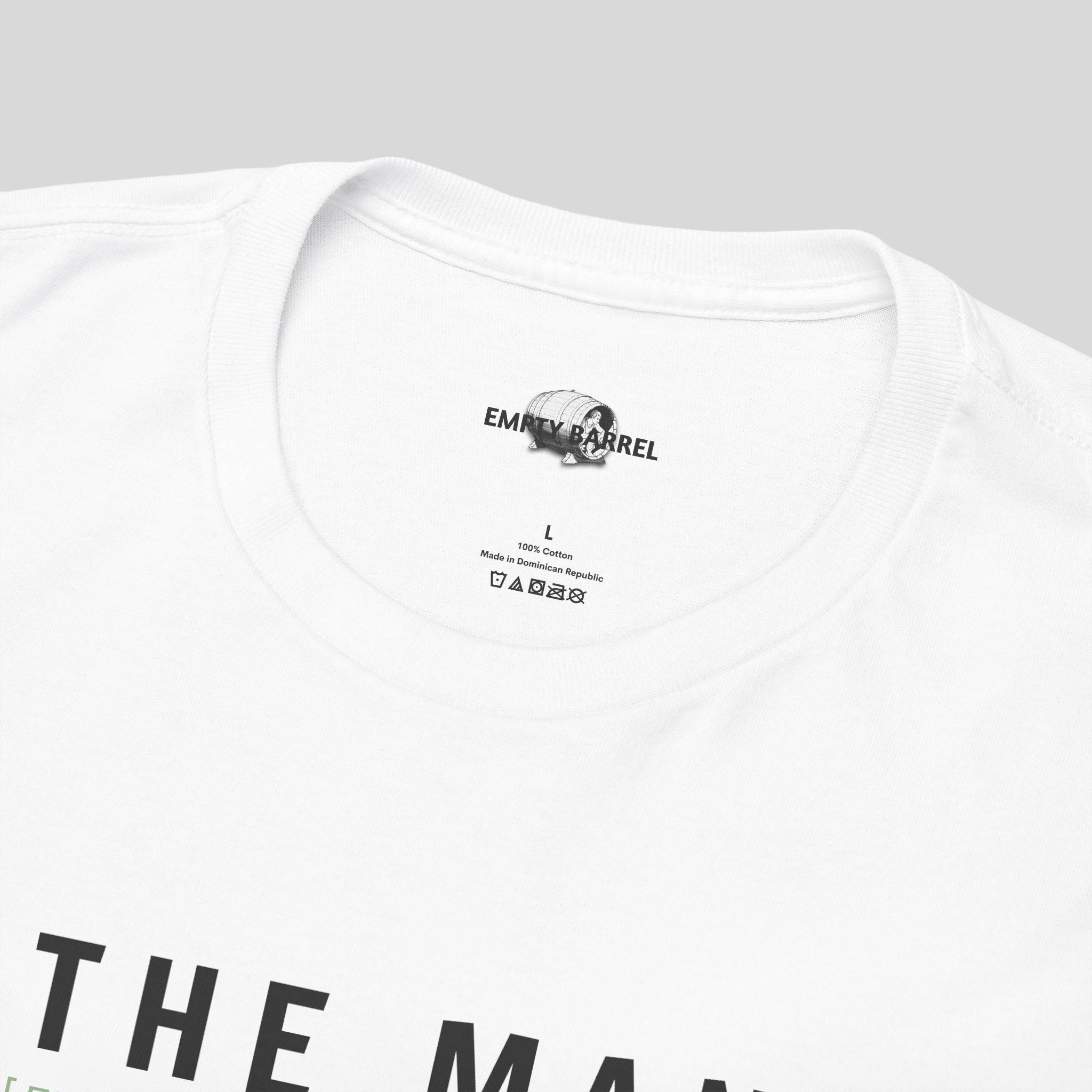 Schwarzes T-Shirt "THE MAN" von Printify mit Druck, bequemes Baumwollmaterial, vorne sichtbar im Bild.