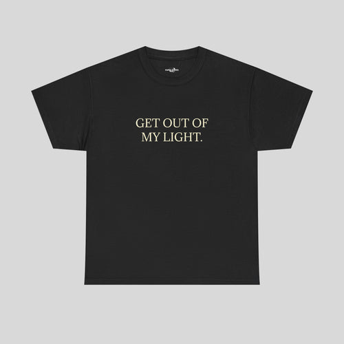 Weißes T-Shirt mit dem Druck "GET OUT OF MY LIGHT" von Printify, lässiger Schnitt und bequeme Passform, Frontansicht