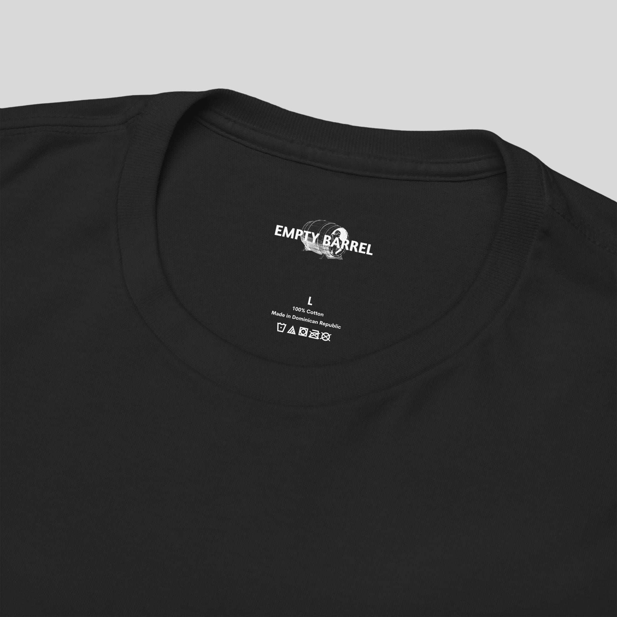 Schwarzes T-Shirt von Printify mit einfachem Para-Yok-Design, bequem und modisch für den Alltag.