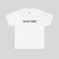 Schwarzes T-Shirt mit "THIS CITY SUCKS" Print, bequemes Printify Mode-T-Shirt für stilbewusste Träger.