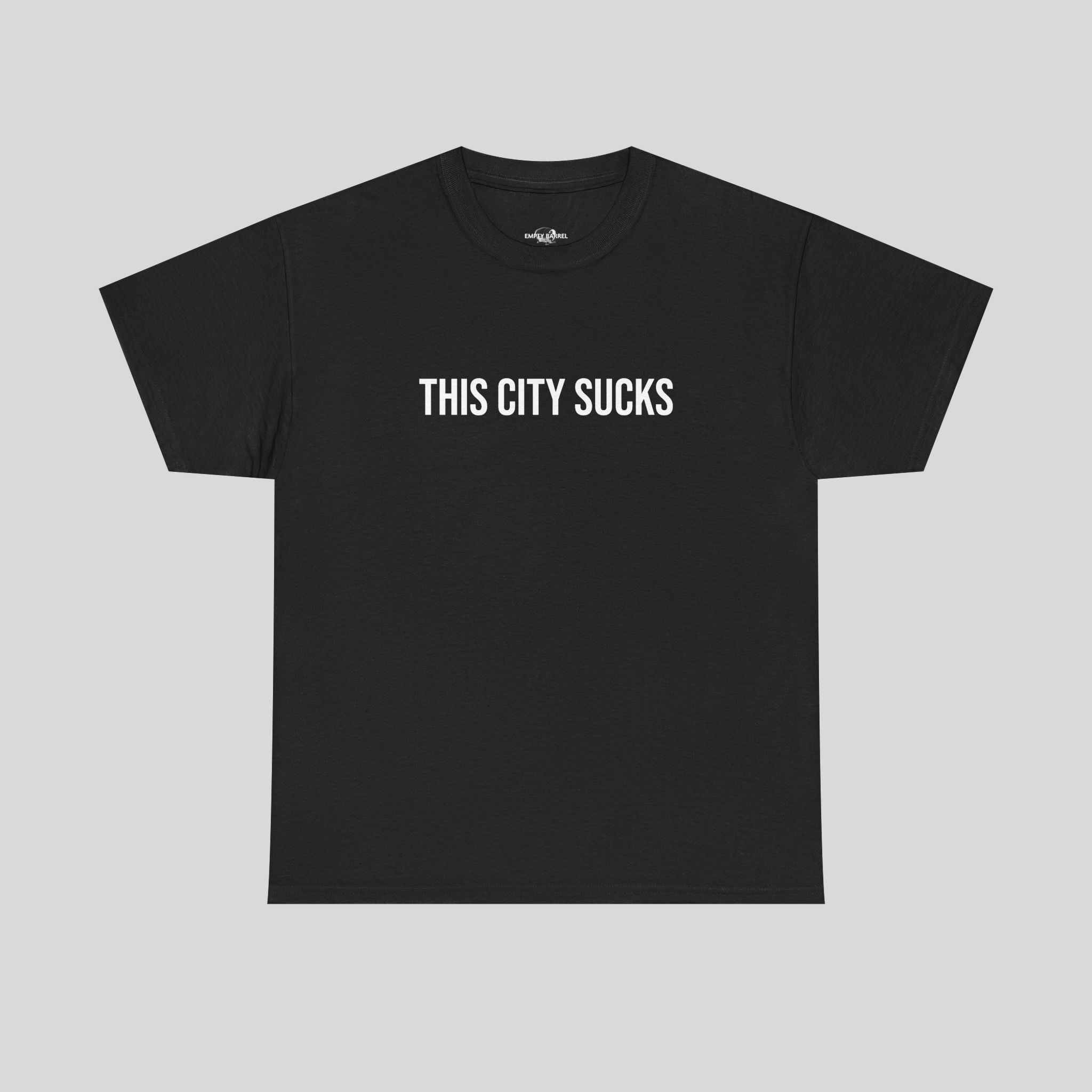 Graues T-Shirt mit schwarzem Print "This City Sucks" von Printify, bequemes Baumwollmaterial, casual Mode für Stadtliebhaber