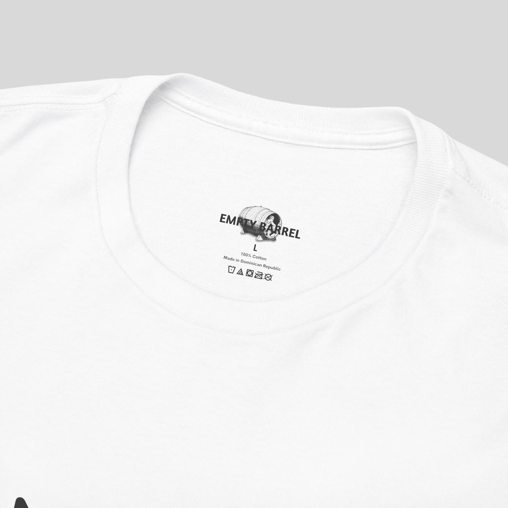 Weißes INNOCENT T-Shirt von Printify, bequemes Baumwollshirt mit schlichtem Design, auf dem Bild sichtbar.