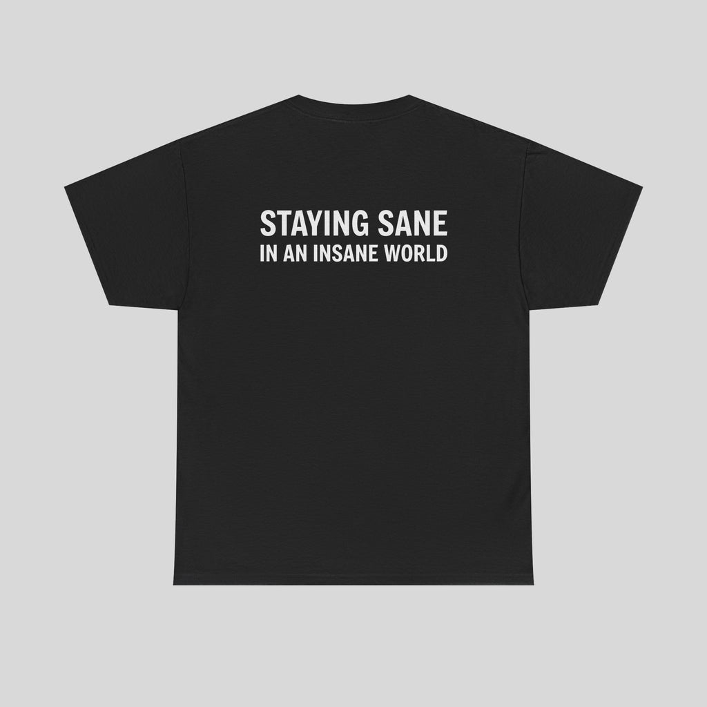 Hellgraues T-Shirt mit "Staying Sane" Druck von Printify, weiches Baumwollmaterial, bequemes Unisex-Design.