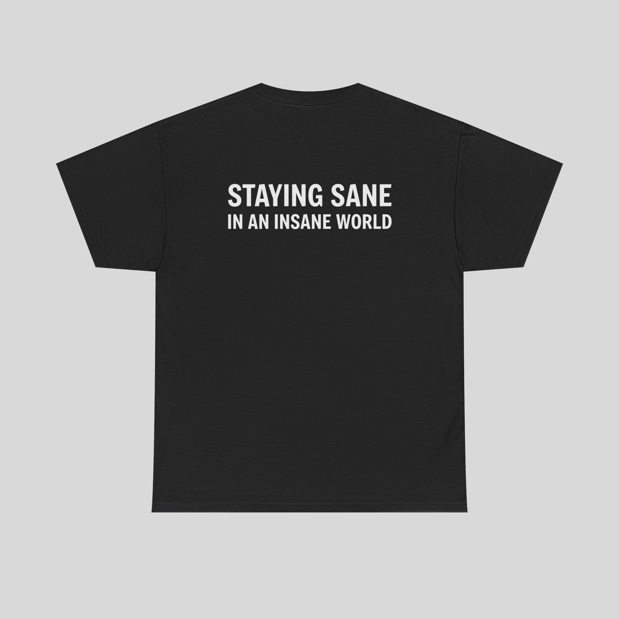 Hellgraues T-Shirt mit "Staying Sane" Druck von Printify, weiches Baumwollmaterial, bequemes Unisex-Design.