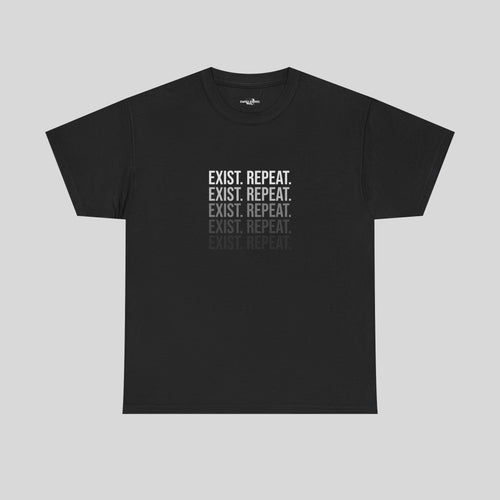 Schwarzes Printify T-Shirt mit weißem "EXIST. REPEAT."-Schriftzug, bequemes Baumwollmaterial, frontale Druckgestaltung
