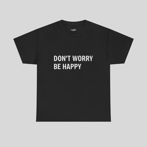 Buntes T-Shirt mit "DON'T WORRY BE HAPPY" Druck, aus Baumwolle, von Printify, auf weißem Hintergrund fotografiert.